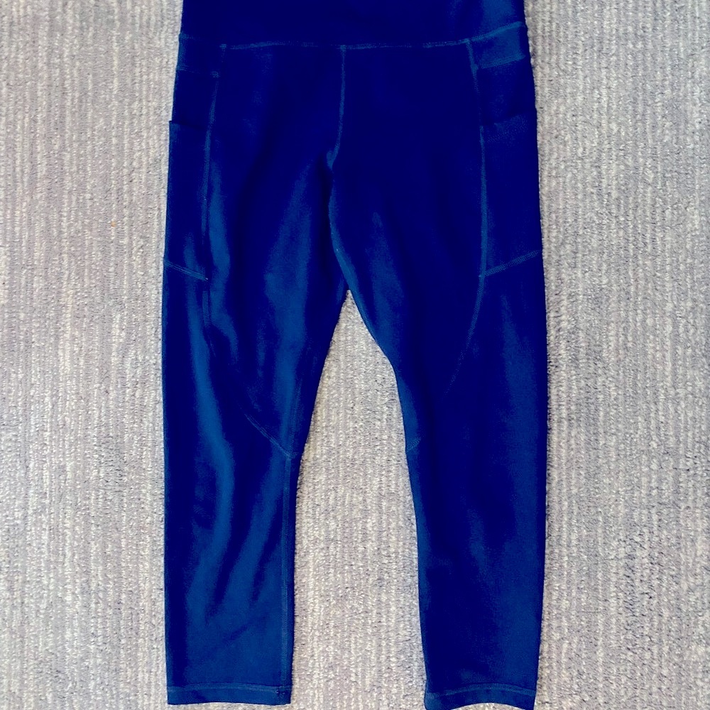 Zyia Active Navy Pocket light n tight capri, 20 inch inseam. size 6-8.